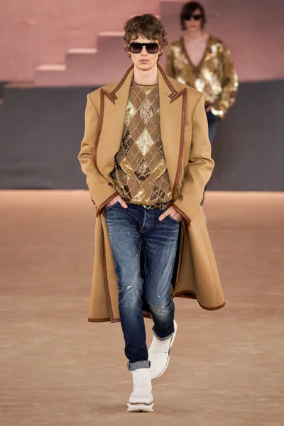 Look 16